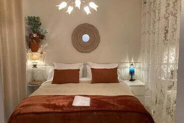 تختخواب و صبحانه The Corner Properties