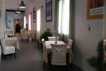 تختخواب و صبحانه The Corner Properties