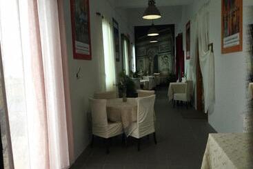 تختخواب و صبحانه The Corner Properties