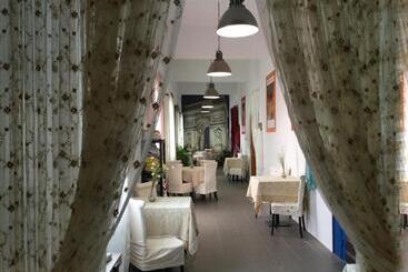 تختخواب و صبحانه The Corner Properties
