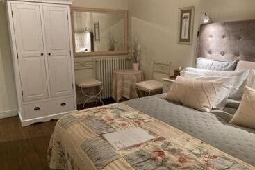 تختخواب و صبحانه The Corner Properties