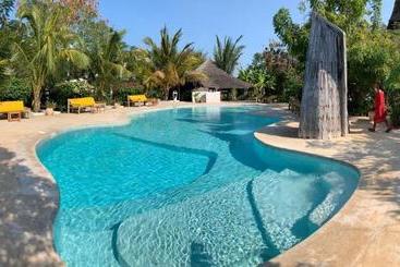 هتل Breeze Residence Apartments