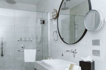 هتل Doubletree By Hilton Wellington