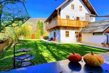تختخواب و صبحانه Butterfly Lodge