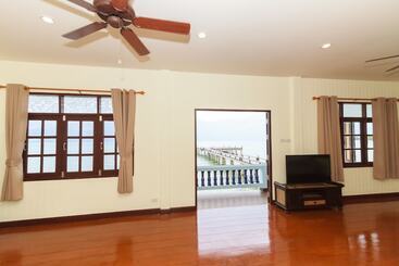 تختخواب و صبحانه Good View Resort