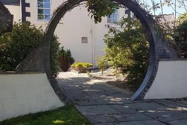 تختخواب و صبحانه The Glenerne Guest House