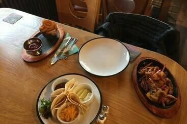 تختخواب و صبحانه The Harvest Coaching Inn
