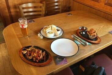 تختخواب و صبحانه The Harvest Coaching Inn