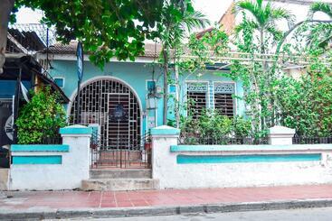 هتل Aluna Hostel B&b
