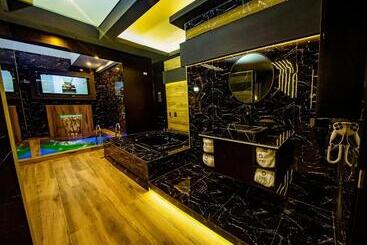 هتل Orei Private Suites Adult Only