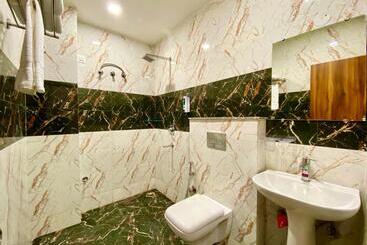 هتل Super Townhouse Tapovan Formerly Shiv Inn