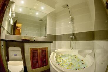 Shwe Taung Tan Hotel   Lake View