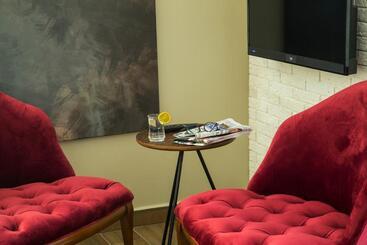 Maxuite Hotel In Home