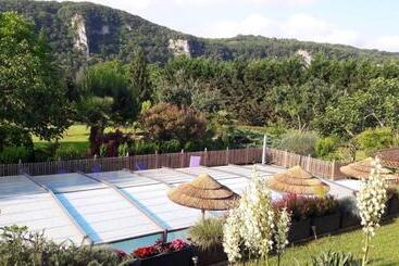تختخواب و صبحانه La Roseraie