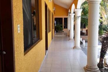 هتل Los Arcos