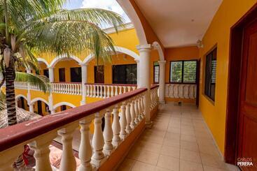 هتل Los Arcos