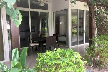 The Breeze Hotel & Villas
