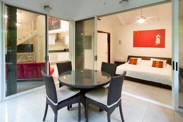 The Breeze Hotel & Villas