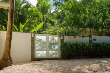 The Breeze Hotel & Villas