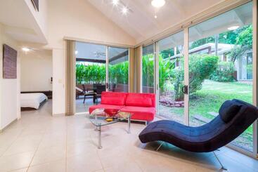 The Breeze Hotel & Villas