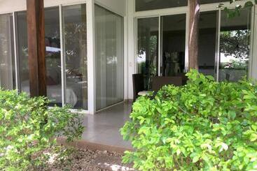 The Breeze Hotel & Villas