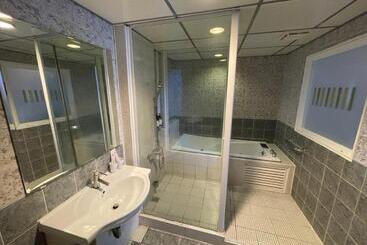Treasure Island Motel Renwu