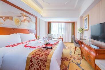 Vienna Hotel Shenzhen Bantian South Huancheng Road