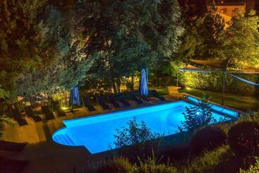 تختخواب و صبحانه Le Jardin De Celina