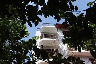 تختخواب و صبحانه Slightly Chilled Forest Villa