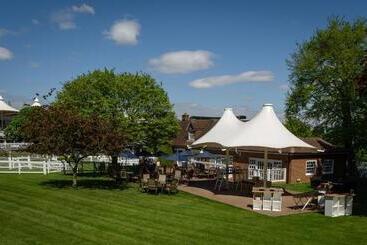 هتل Sandown Park Lodge