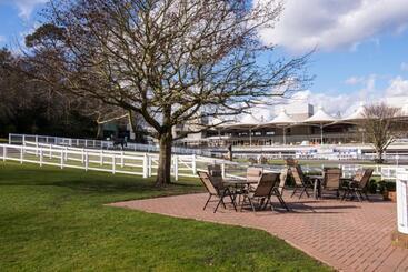 هتل Sandown Park Lodge