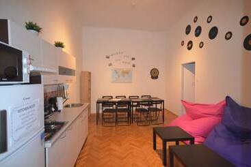 هاستل Travel&joy Backpackers