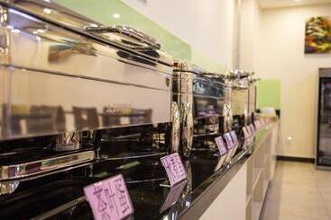 هتل Greentree Inn Qinhuangdao Railway Station Square Express