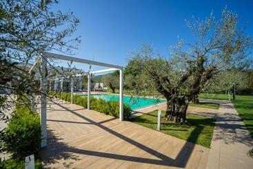تختخواب و صبحانه Iconic Wellness Resort & Spa