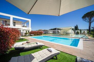 تختخواب و صبحانه Iconic Wellness Resort & Spa