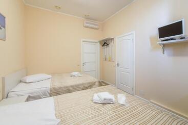 Light Hotel & Hub
