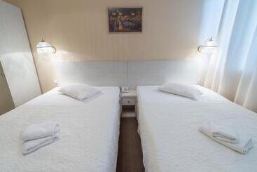 Light Hotel & Hub