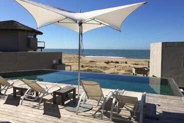 Maradentro Apart Hotel & Suites