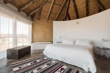 Maradentro Apart Hotel & Suites