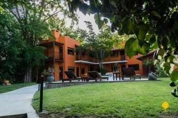 هتل Postales Green Aparts   Chacras De Coria
