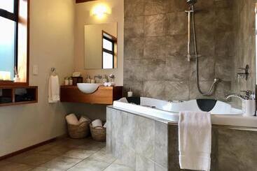 استراحتگاه Adrift In Golden Bay  Absolute Beachfront Villas