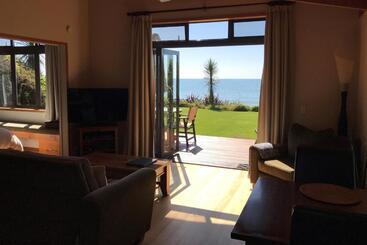 استراحتگاه Adrift In Golden Bay  Absolute Beachfront Villas
