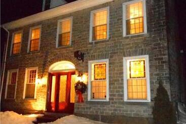 Sir Isaac Brock B&b Luxury Suites