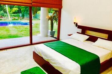 Airport Resort