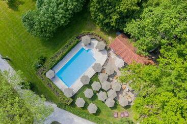 تختخواب و صبحانه Chateau Des Ayes   Chambres & Suites
