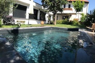 تختخواب و صبحانه Maison D Hôtes "l Atelier"