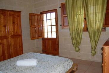 تختخواب و صبحانه Mood Farmhouse Mythology