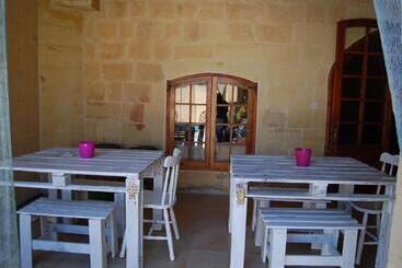 تختخواب و صبحانه Mood Farmhouse Mythology