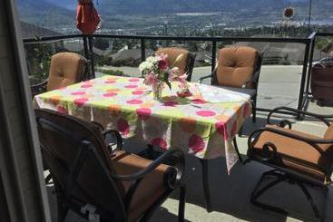 تختخواب و صبحانه Rowena's Retreat
