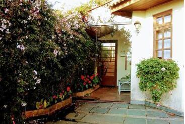 تختخواب و صبحانه The Writer S House